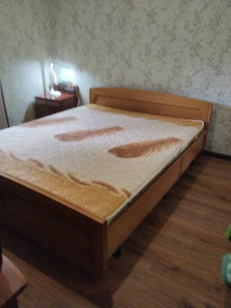 Двуспальная кровать с матрасом.