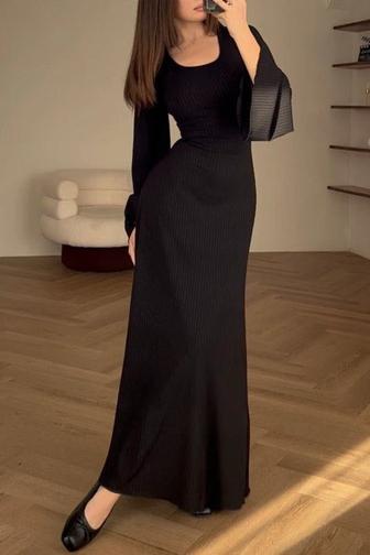 Черное платье с завязками по бокам