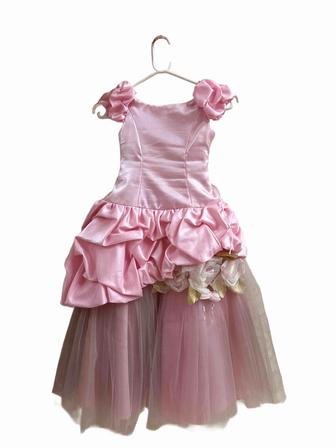 нежное розовое платье