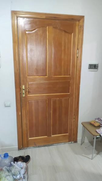 Продам двери бу деревянные наружную железную дверь