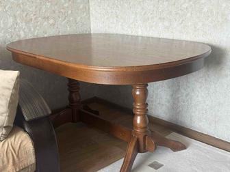 Деревянный стол для гостиной