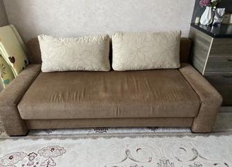 Расскладной диван с подушками