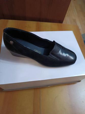 Туфли женские новые замшевые, с лайковой вставкой, размер 39 -40, Италия.