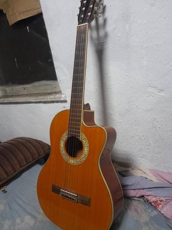 Продаю классическую гитару
