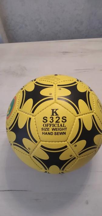 Мяч для игры в футбол