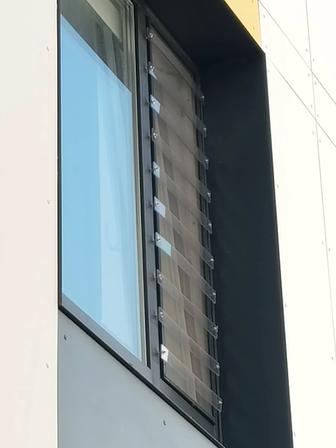 Изготовления решетки на окна с алюминиевой профиля и прозрачого