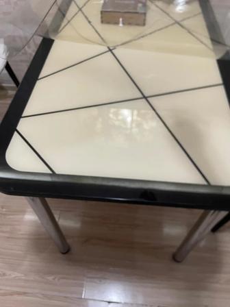 Продам красивый кухонный стеклянный стол с металлическим каркасом