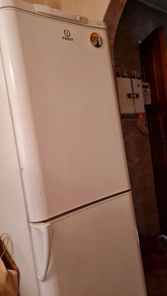Холодильник б/у Индезит
