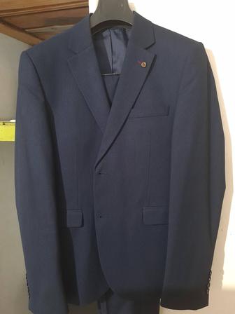 Продам мужской костюм темно-синего цвета осень-весна