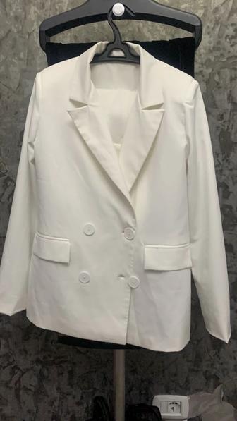 Белый пиджак ,короткая юбка,топ