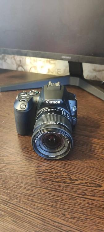 Продам зеркальный фотоаппарат Canon 250D