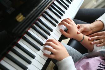 Ищу работу репетитора -преподавателя (обучение игре на клавишных)