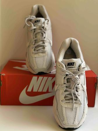 Кроссовки Nike Vomero 5