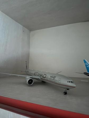 Продам модель самолета Боинг 777-300