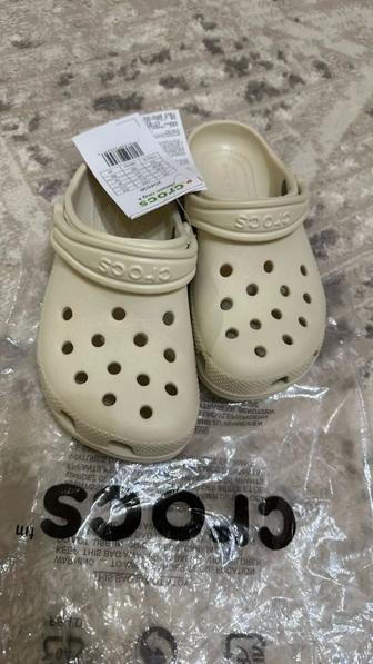 Продам новые детские тапочки crocs