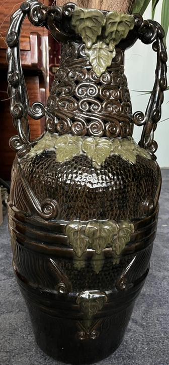 Оригинальная большая, напольная ваза с пальмами.