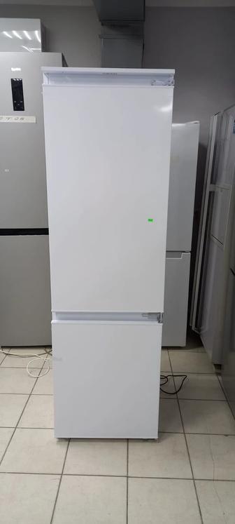 Встраиваемый холодильник белого цвета.