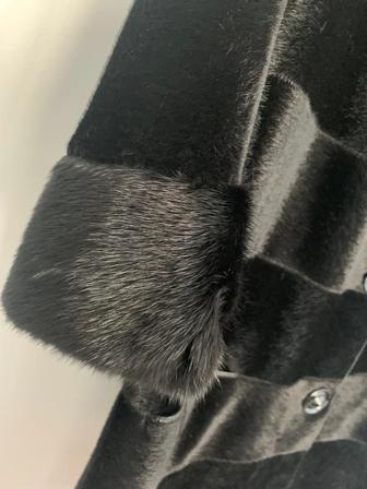 Французское пальто демисезонное с норковым воротником и манжетами