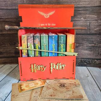 Книги Гарри Поттер в деревянном сундуке
