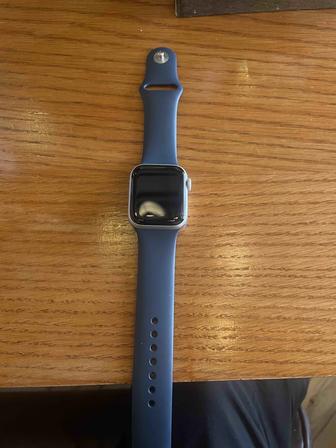 Apple Watch se 40mm почти новый все в комплекте оригинал емкость 100%