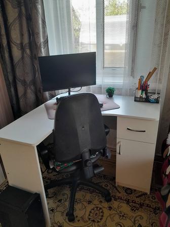 Стол компьютерный и стул