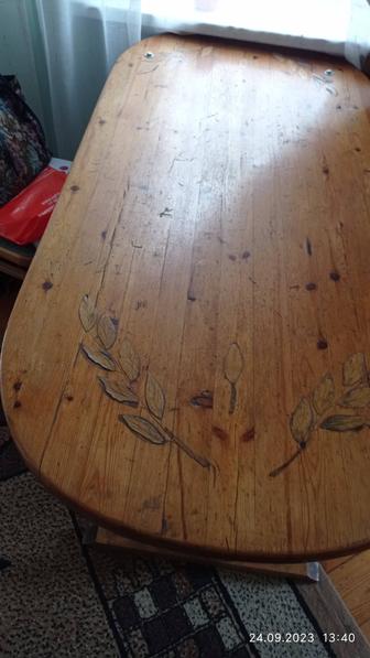 Деревянный стол, две деревянных лавочки