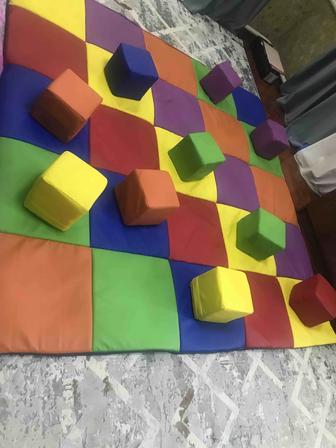 Развивающий коврик с кубиками