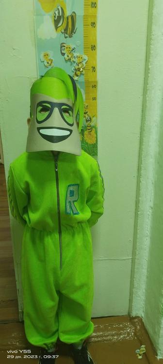 Костюм Роблокс зеленый на мальчика возрастом 5-6 лет, есть маска, брали в д