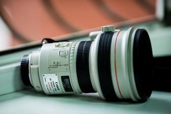 Объектив Canon EF 200mm f/1.8 L USM.