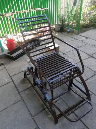 Кресло качалка металичекая