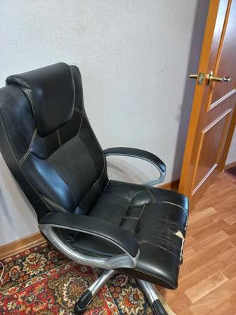 Продам б/у компьютерное кресло.