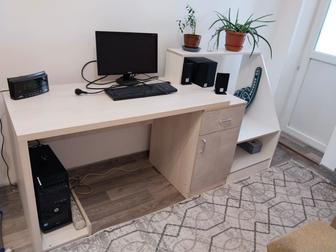Компьютер и стол