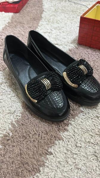 Стильные туфли в черном цвете – идеальное дополнение к вашему образу.