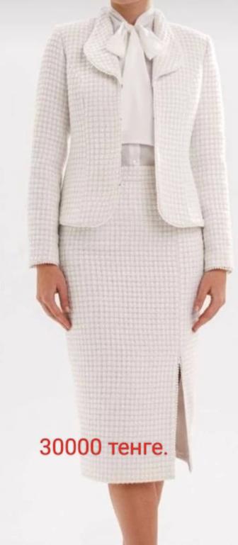 Продам новый белый юбочный костюм, производство Беларусь.
