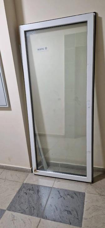 Пластиковая стекляная балконная дверь 81 см на 187 см