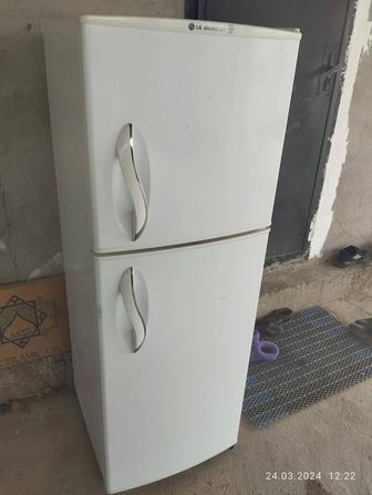 Продам холодильник в хорошем рабочем состоянии чистый ноу Фрост .
