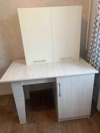 Кухонный стол с вверхнии шкафом