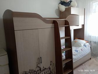 Детская двухярусная кровать и шкаф