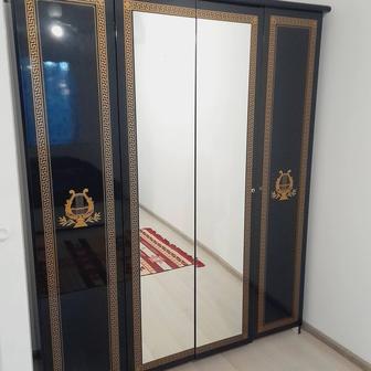 Шкаф платяной с зеркальными дверьми