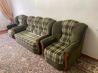 Продается диван и два кресла.