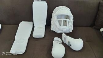 Для занятий каратэ: детский шлем, перчатки и защитки для ног