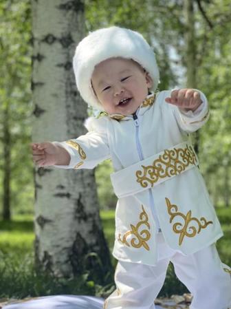 Белый казахский костюм для мальчика
