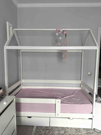 Продается детская кровать-домик (бу) с матрасом 160х80