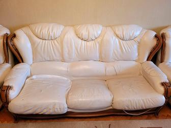 Кожаный пудровый набор: 2 дивана и кресло.