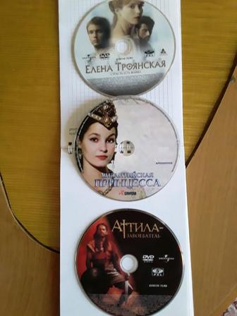 Продаются DVD диски с разнообразными фильмами.