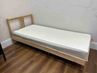 Деревянная кровать ИКЕА с матрасом