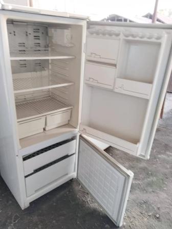 Холодильник в рабочем состоянии двухкамерный