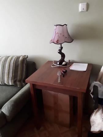 Небольшой компактный столик и необычный светильник.