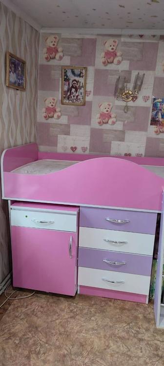 Кровать, стол, шкаф комплект для ребенка.