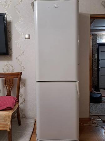 Продаю двухкамерный холодильник б/у в хорошем состоянии, два компрессора